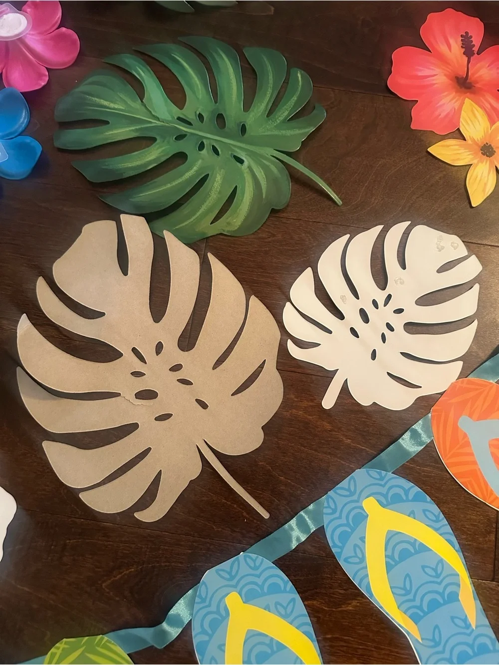 Tropical Flip-Flop thong sandals flowers and leaf Party Supplies - Multicolor